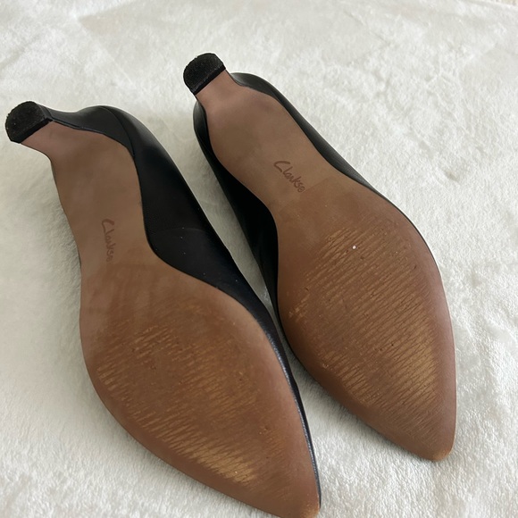 Clarks Collection low heel pointed toe black leather pump - Picture 4 of 5